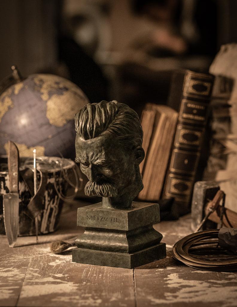 Buste de Nietzsche en bronze dans l'atelier